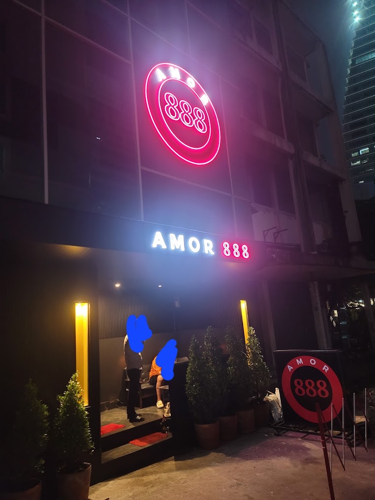 AMOR888 night sign