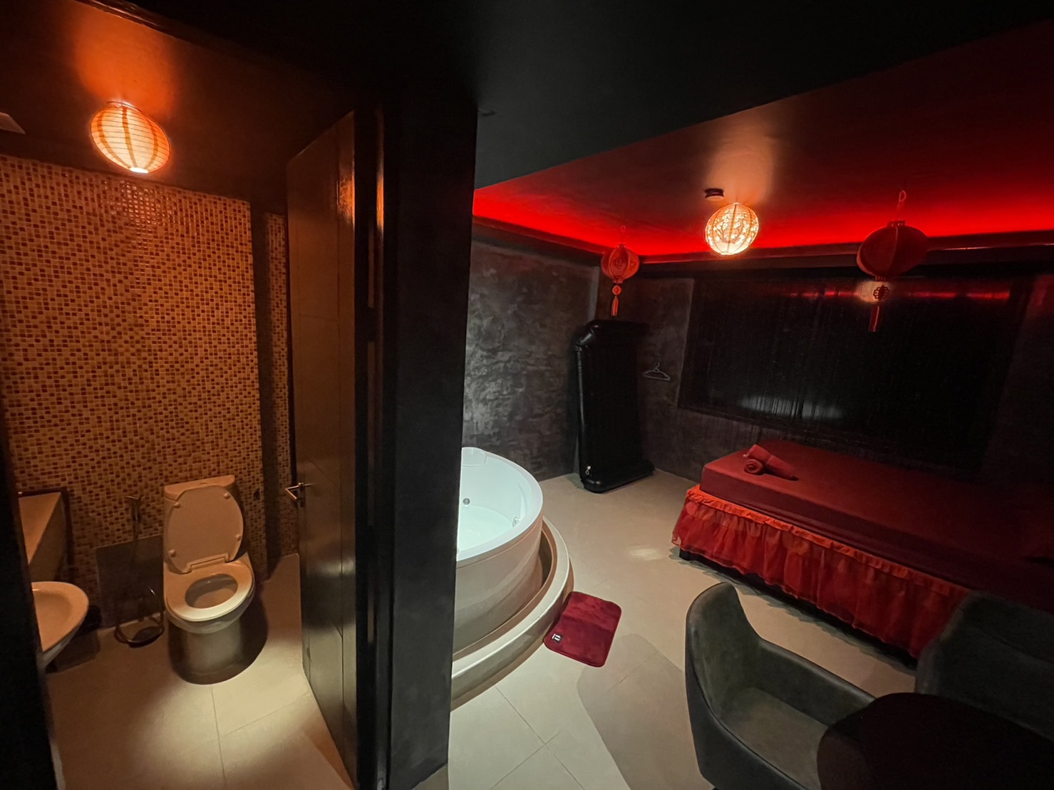AMOR888 jacuzzi room